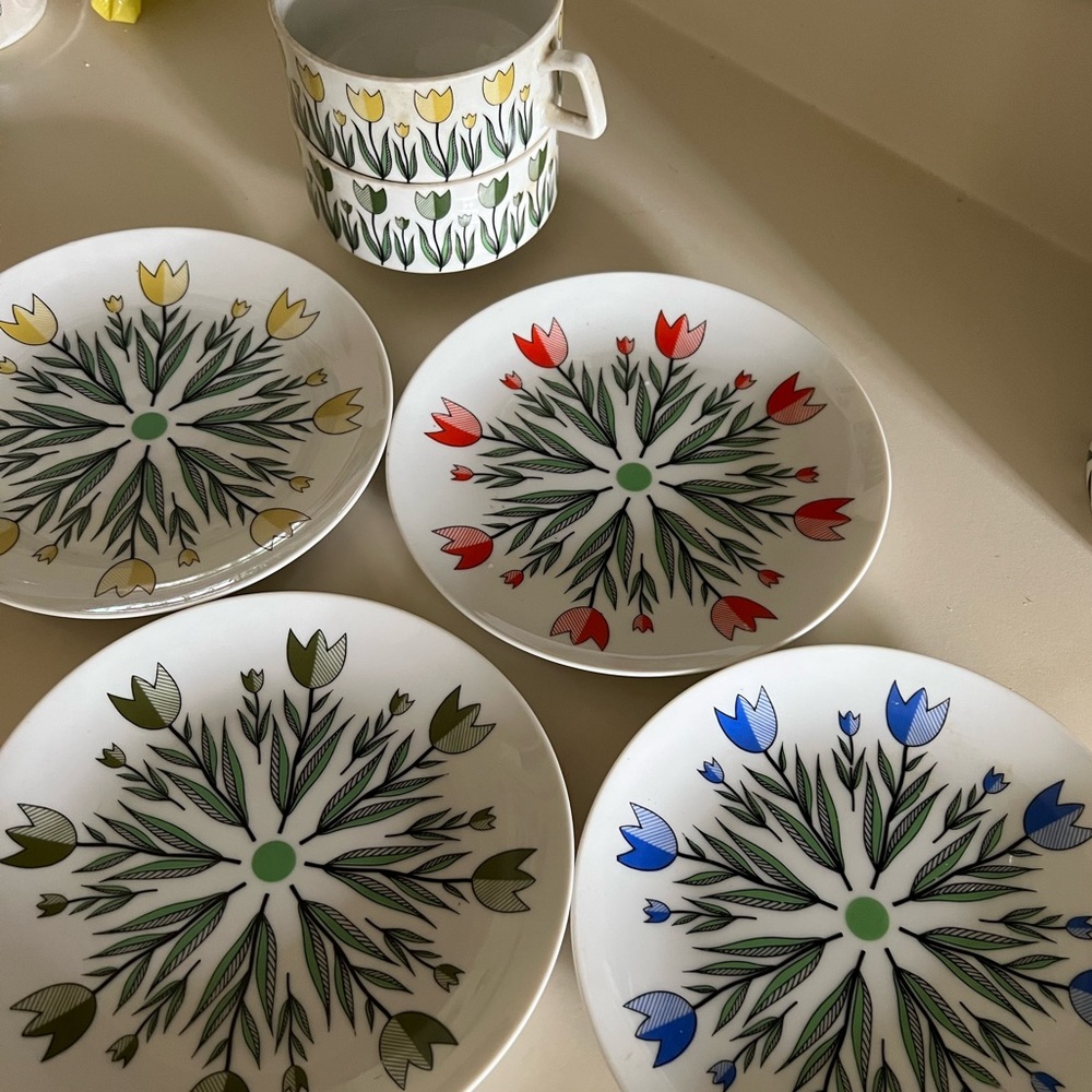 Vintage Royal Crown Dutch Plates (4) and Mugs (2)